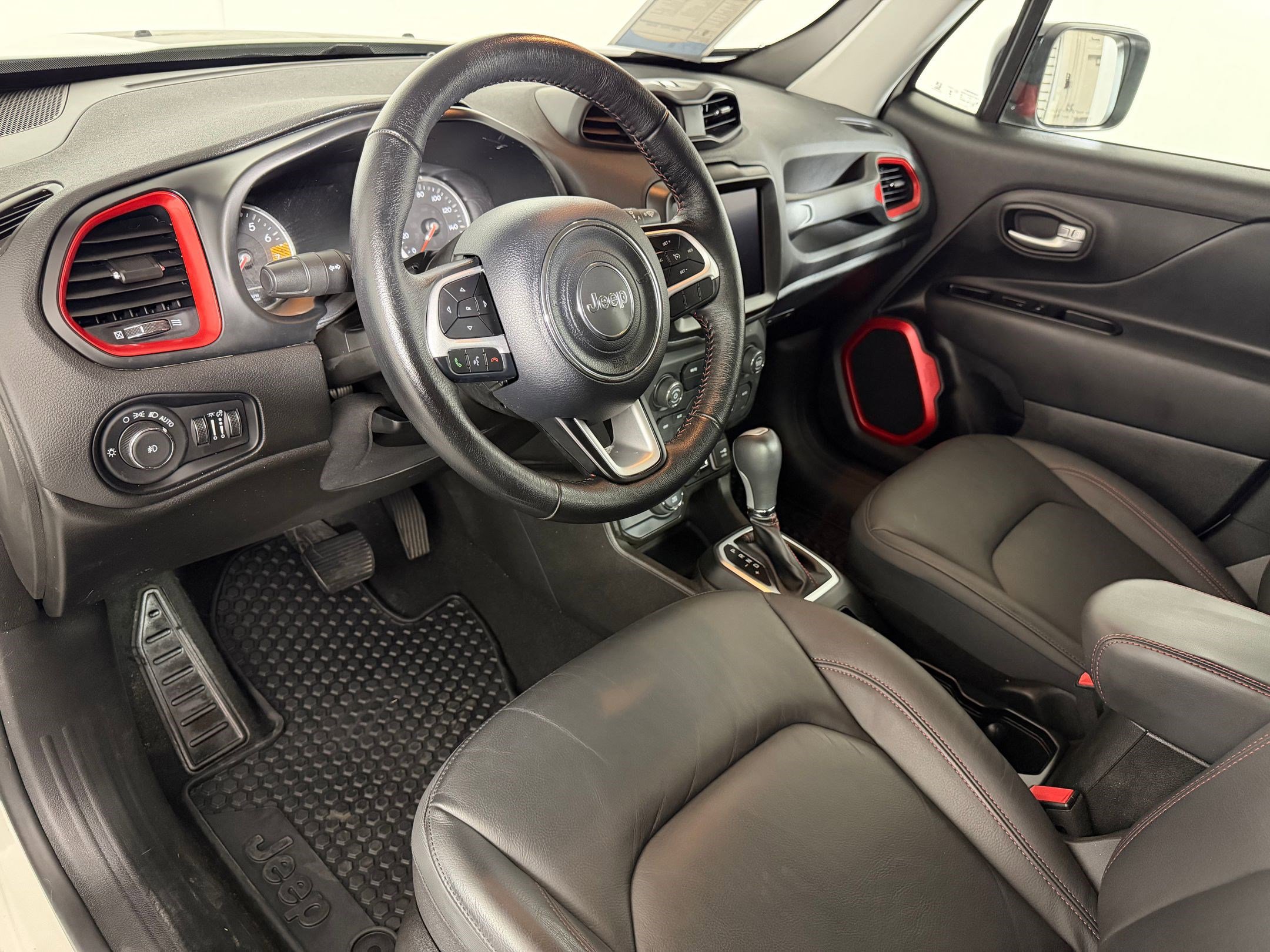 Used 2023 Jeep Renegade Trailhawk w/ Trailhawk Elite Group AWD/4WD image 3