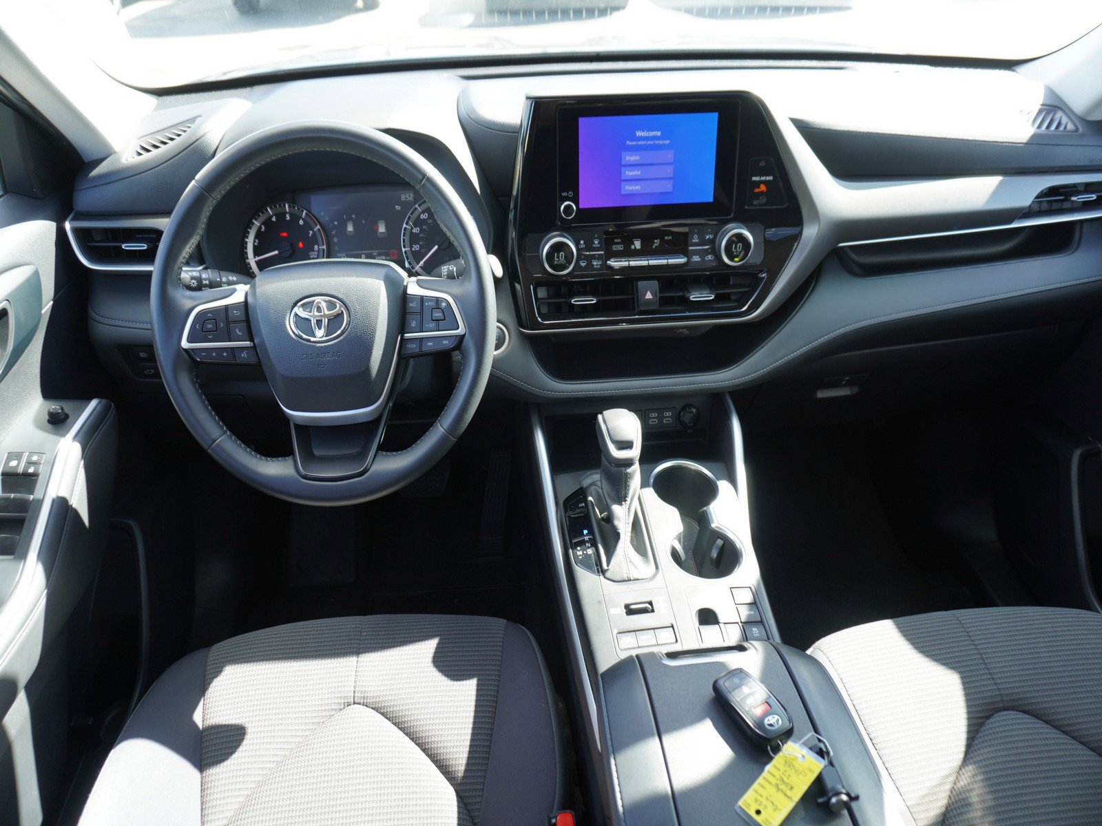 Used 2024 Toyota Highlander LE image 2