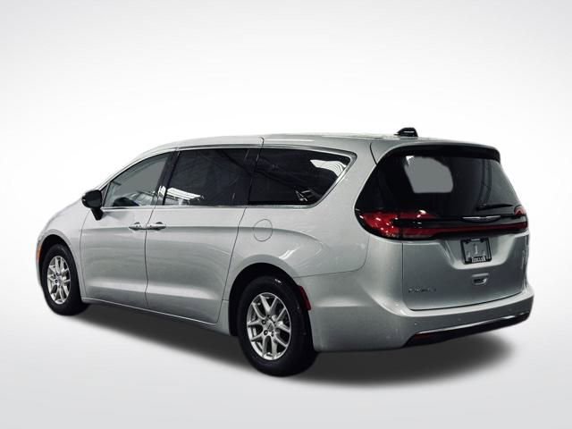 Certified 2024 Chrysler Pacifica Touring-L image 9