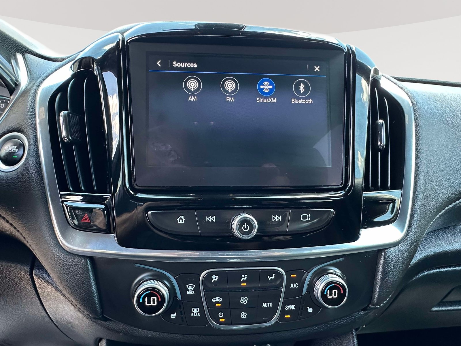 Used 2023 Chevrolet Traverse LT FWD image 9