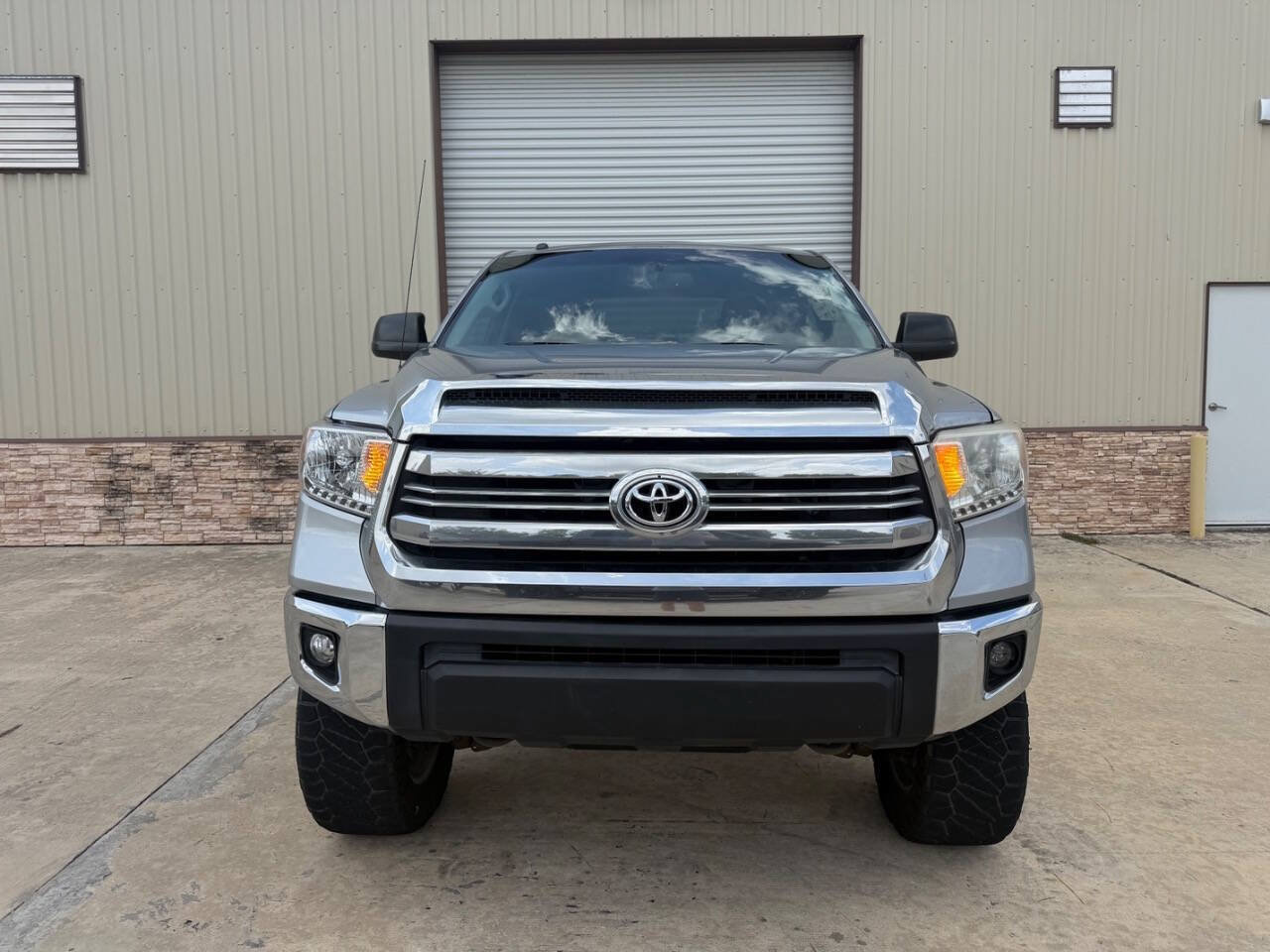 Used 2017 Toyota Tundra SR5 w/ SR5 Upgrade Package AWD/4WD image 2