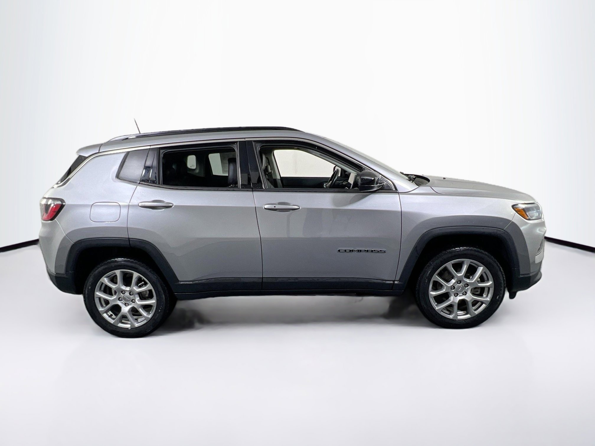 Used 2022 Jeep Compass Latitude AWD/4WD image 4