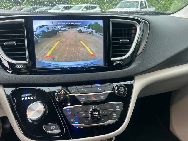 Used 2024 Chrysler Pacifica Touring-L FWD image 15