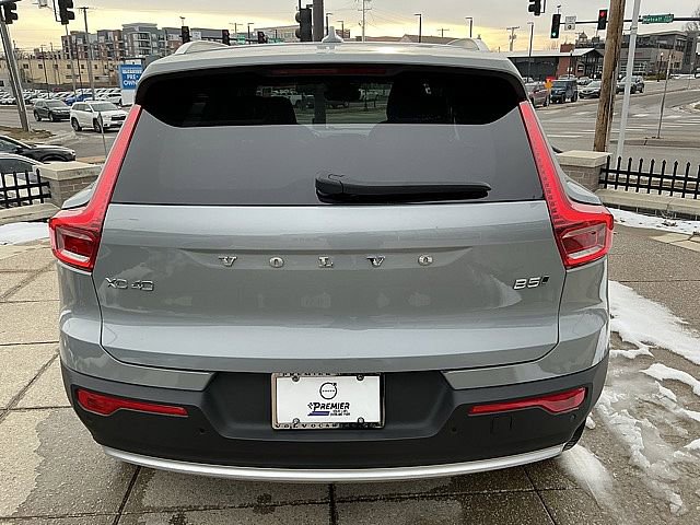 Certified 2025 Volvo XC40 B5 Core image 9