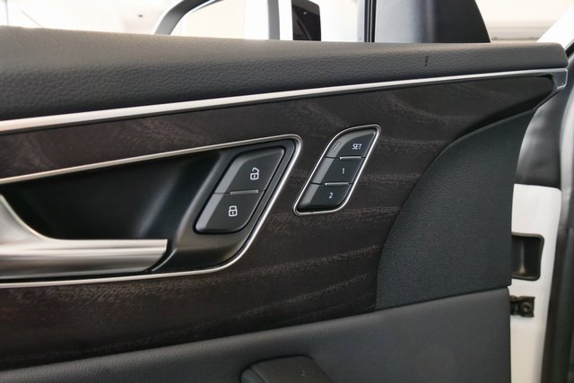 Used 2023 Audi Q8 Premium image 13