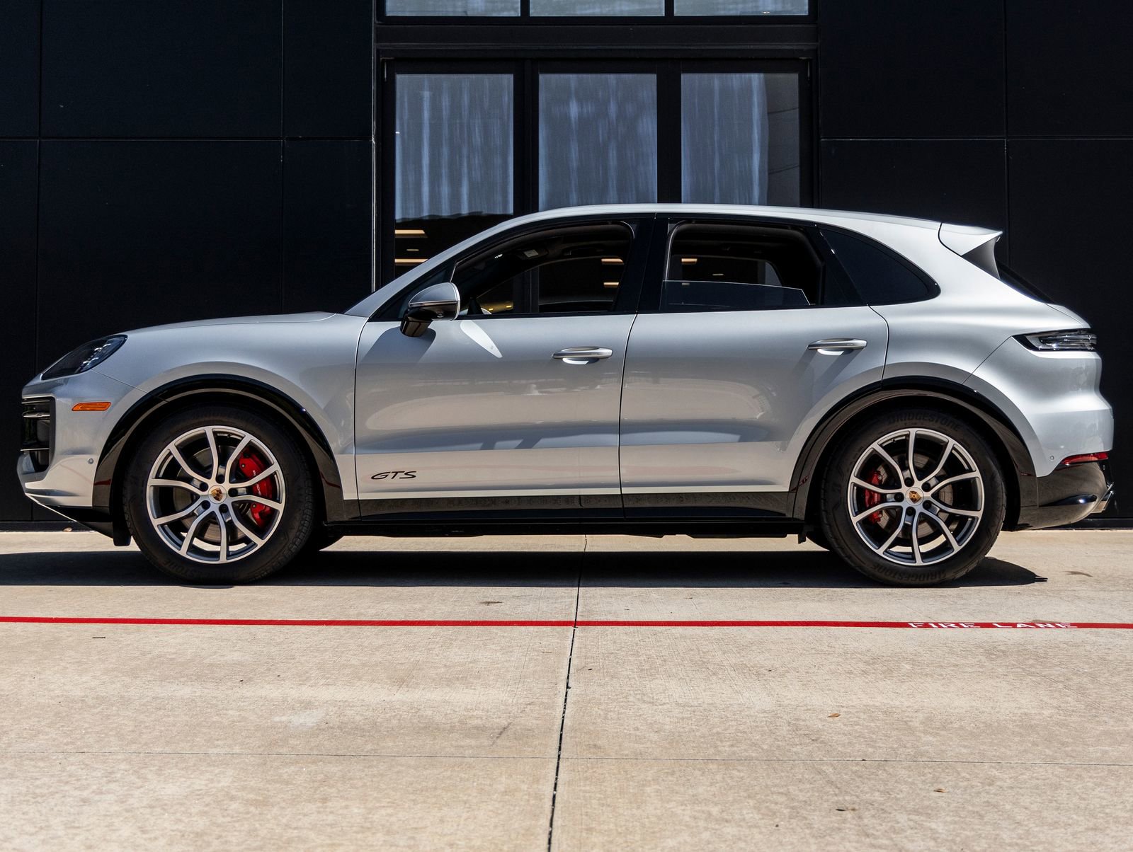 Used 2025 Porsche Cayenne GTS AWD/4WD image 2