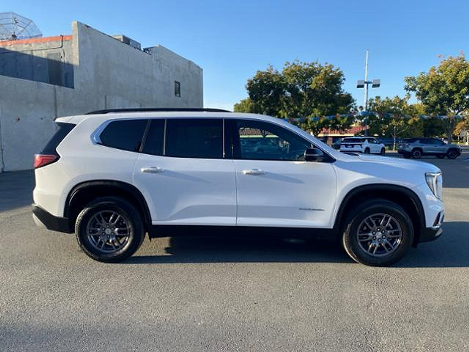 Used 2025 GMC Acadia Elevation AWD/4WD image 4