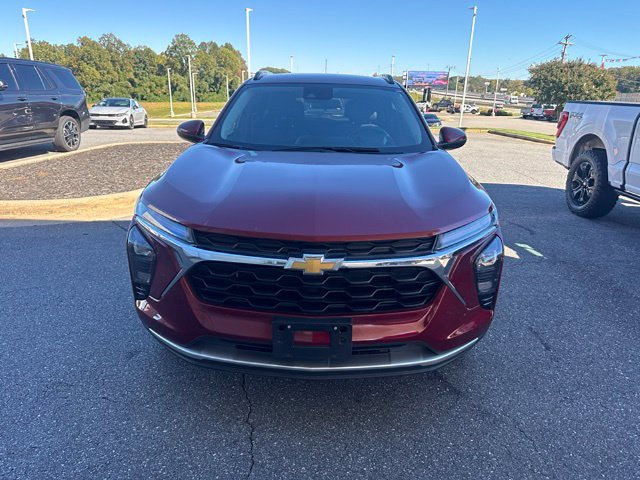 Used 2025 Chevrolet Trax LT w/ LT Convenience Package FWD image 2