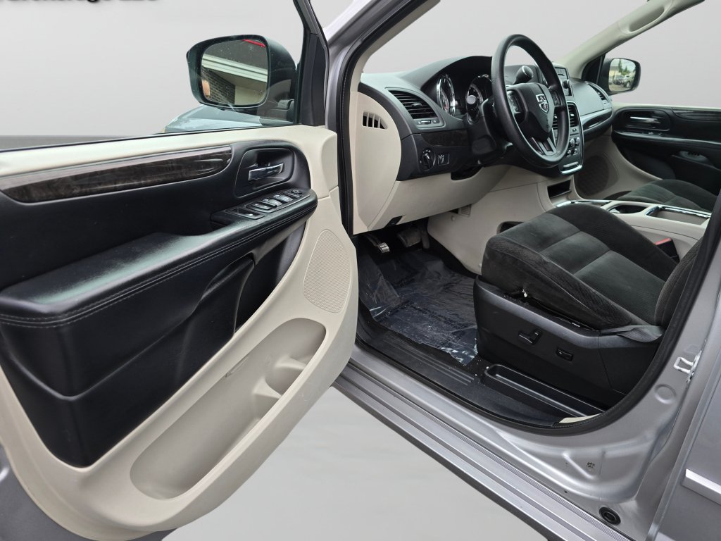 Used 2016 Dodge Grand Caravan SXT FWD image 18