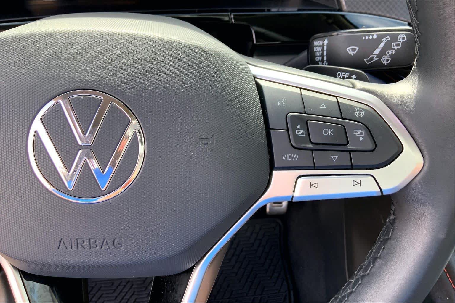 Used 2024 Volkswagen Atlas Peak Edition SE AWD/4WD image 25