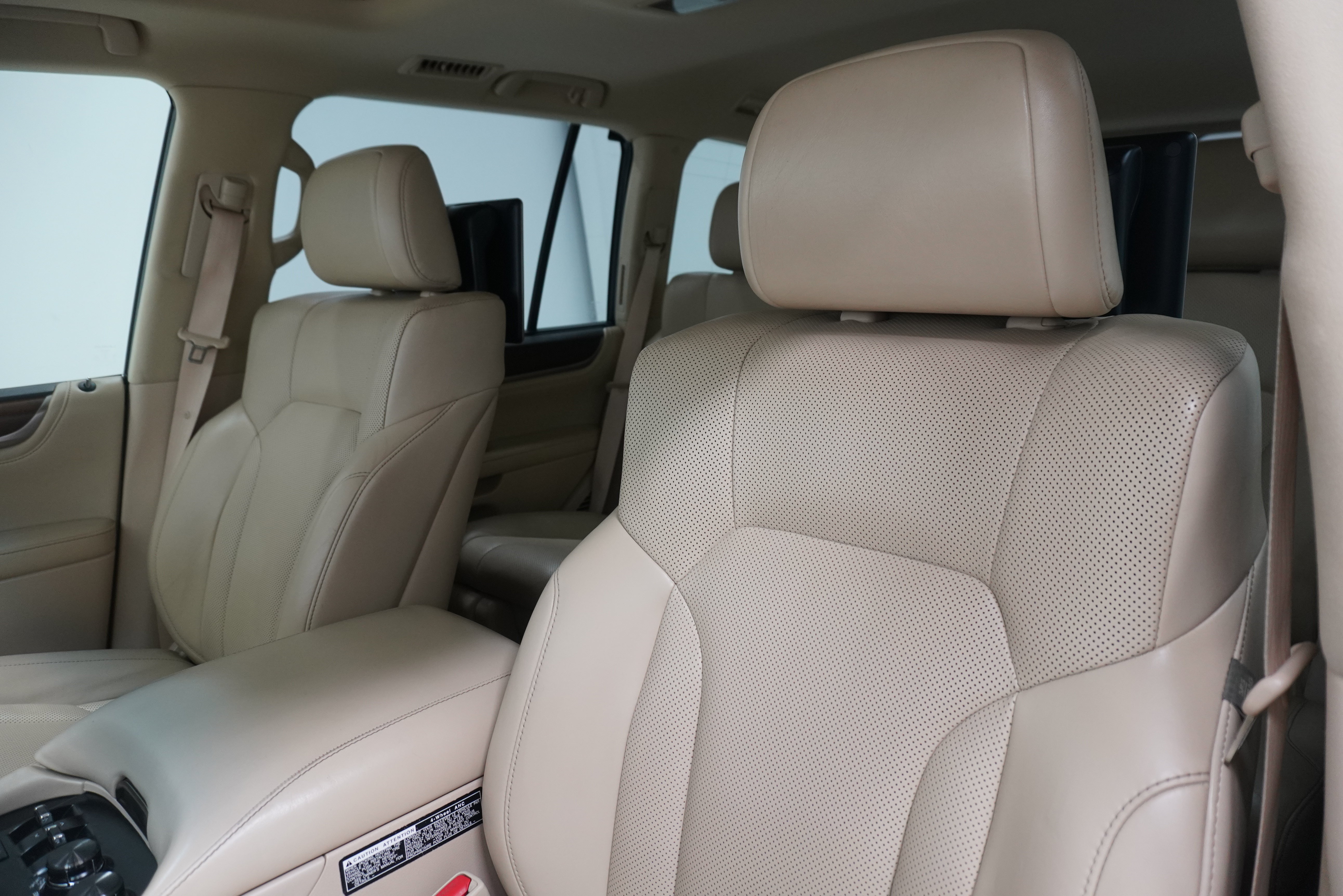 Used 2019 Lexus LX 570 4WD w/ Luxury Package image 11