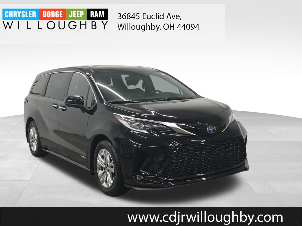 Used 2021 Toyota Sienna XSE image 3