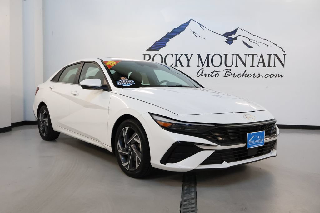 Used 2025 Hyundai Elantra SEL FWD image 1