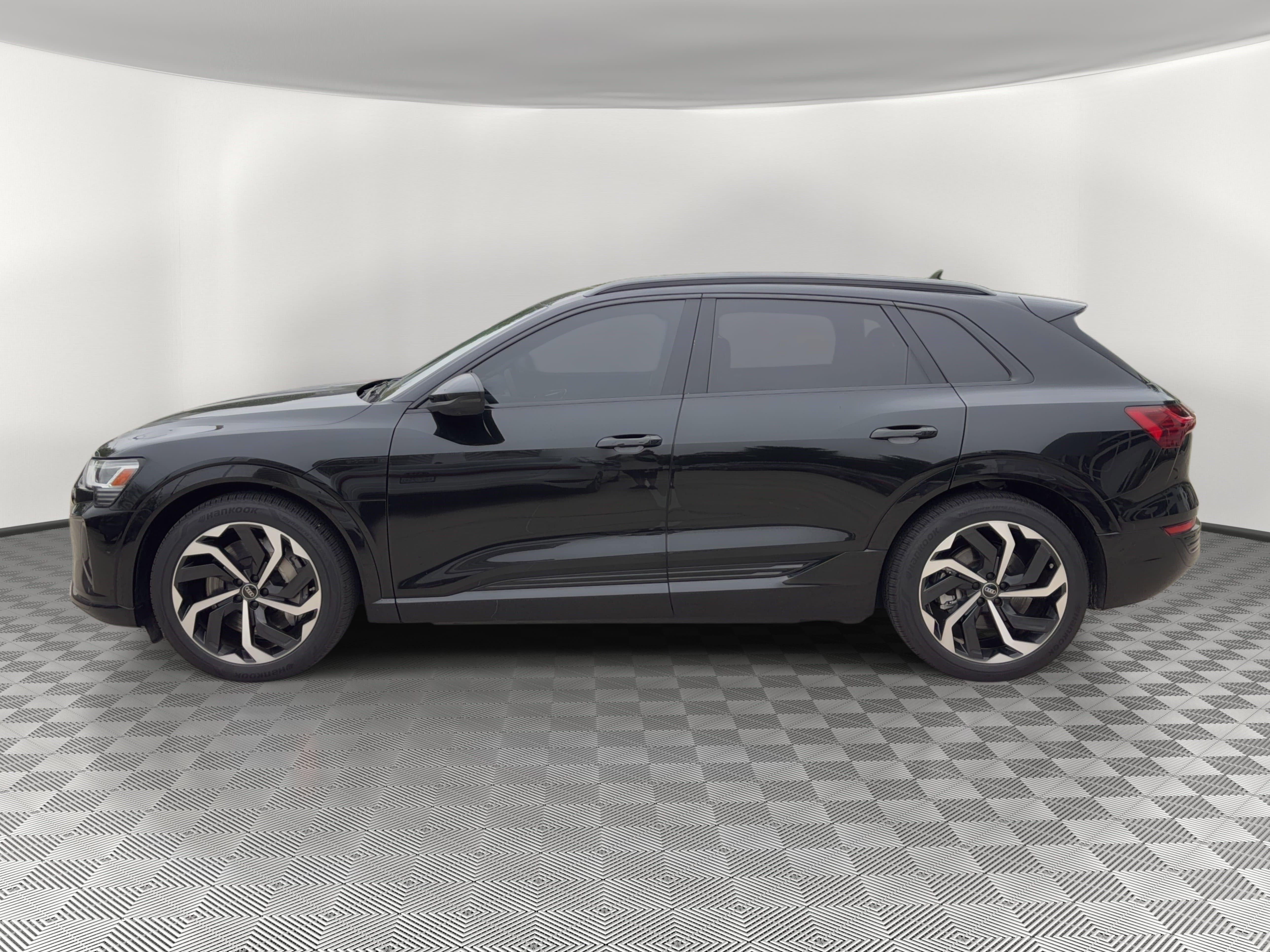 Used 2024 Audi Q8 e-tron Premium Plus w/ Premium Plus Package AWD/4WD image 2