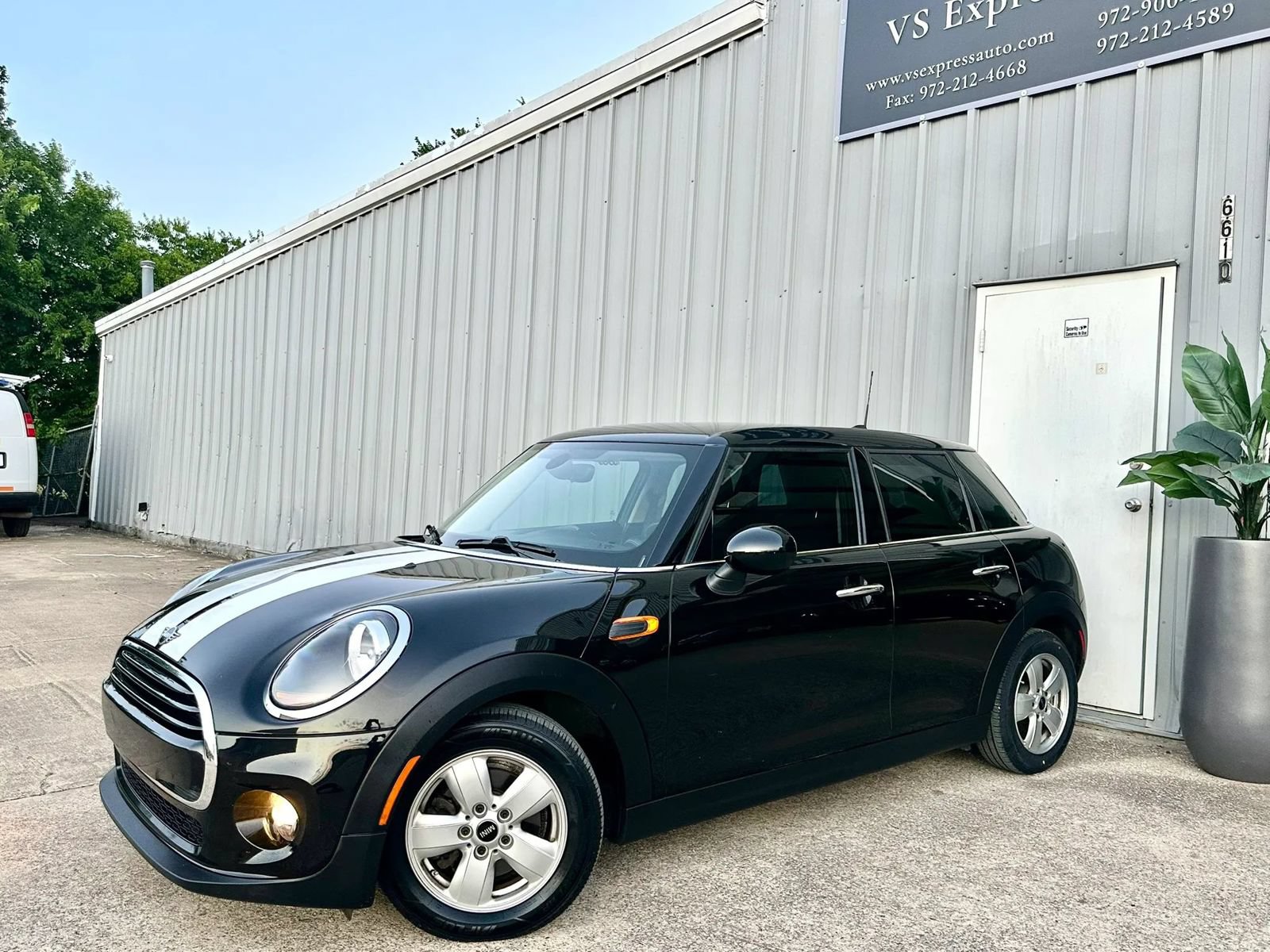 Used 2019 MINI Cooper 4-Door Hardtop FWD image 2