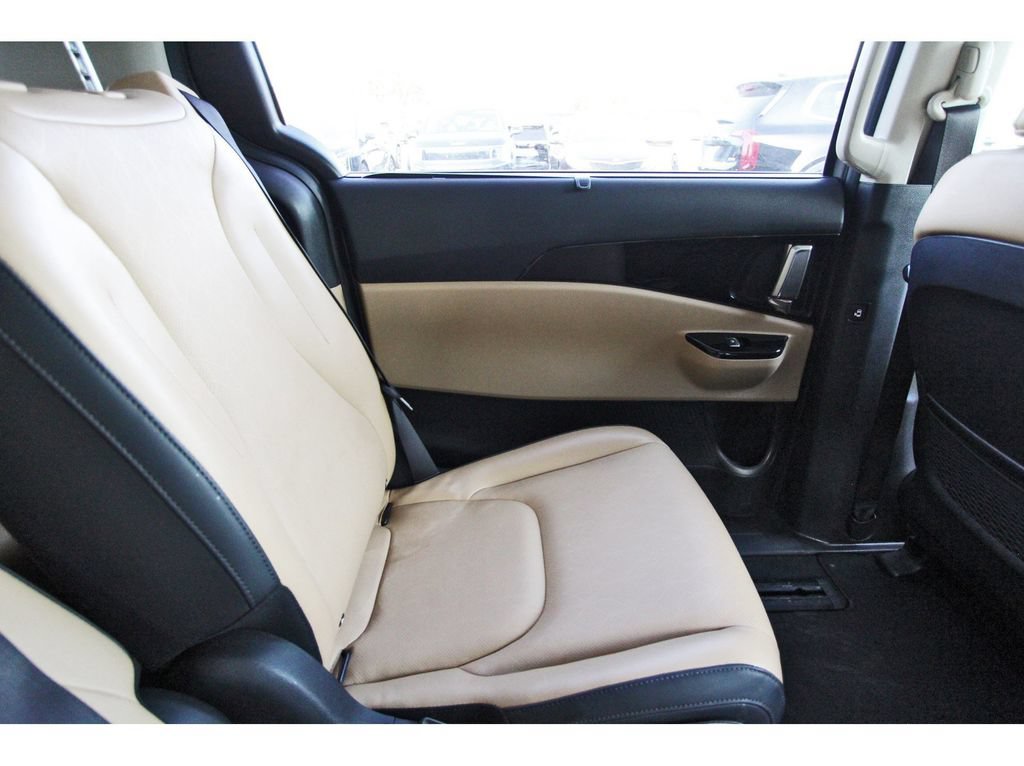 Used 2023 Kia Carnival EX FWD image 12