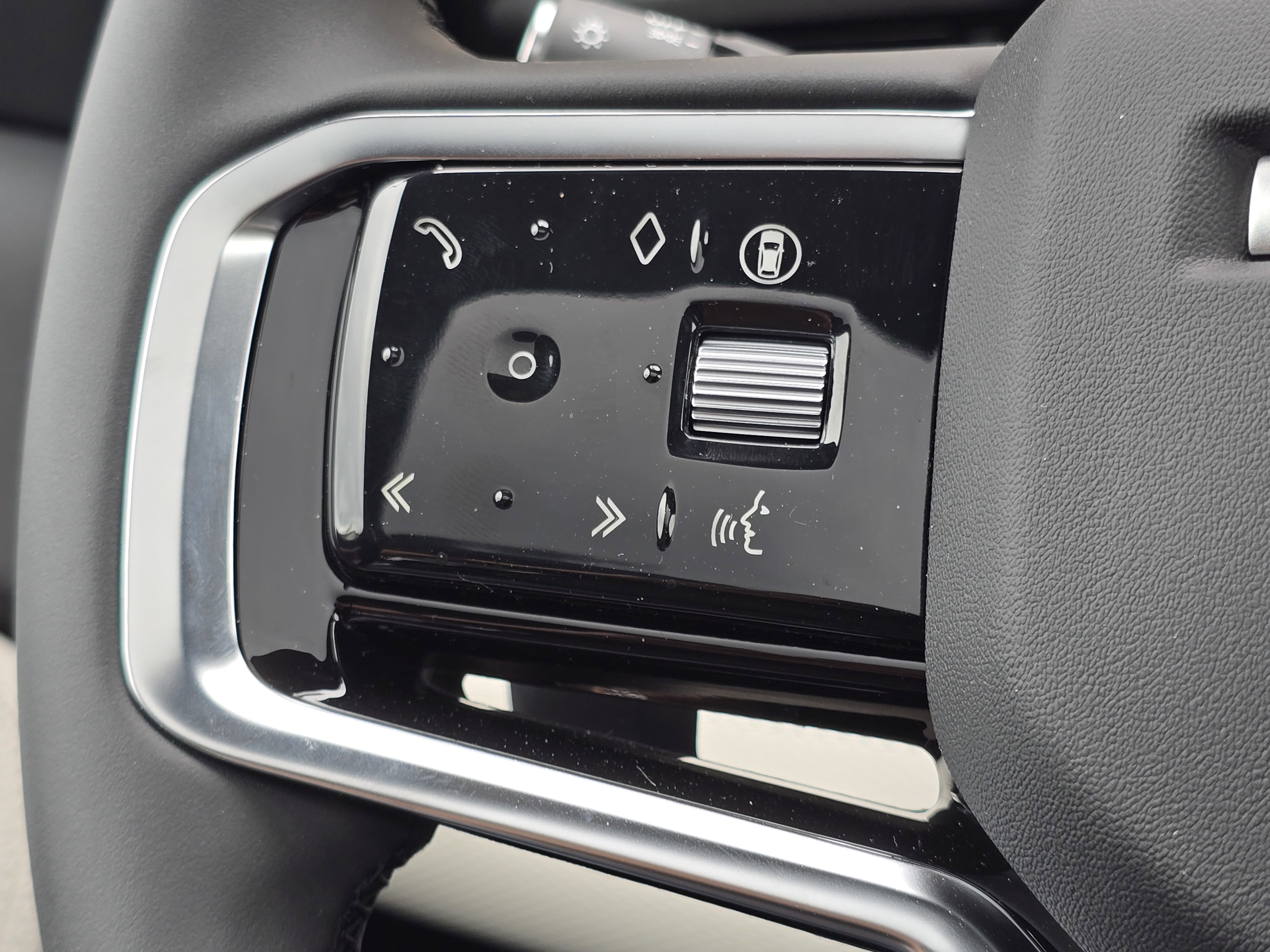 New 2025 Land Rover Discovery Sport Dynamic SE image 12