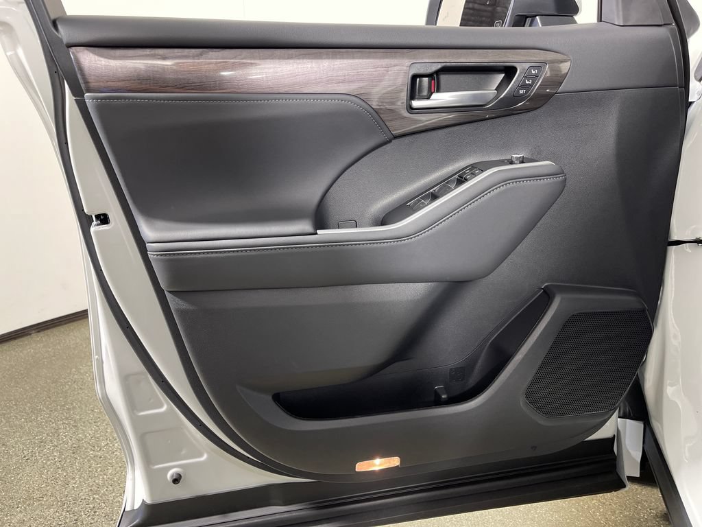 New 2026 Toyota Highlander Limited AWD/4WD image 17