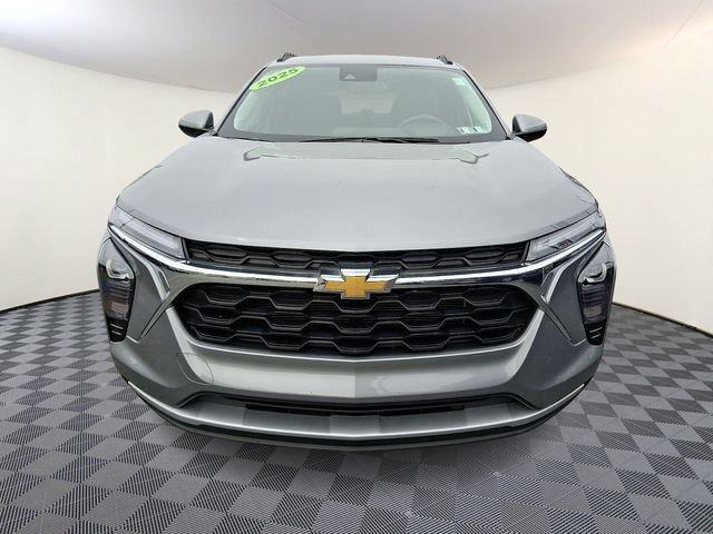 Used 2025 Chevrolet Trax LT FWD image 2