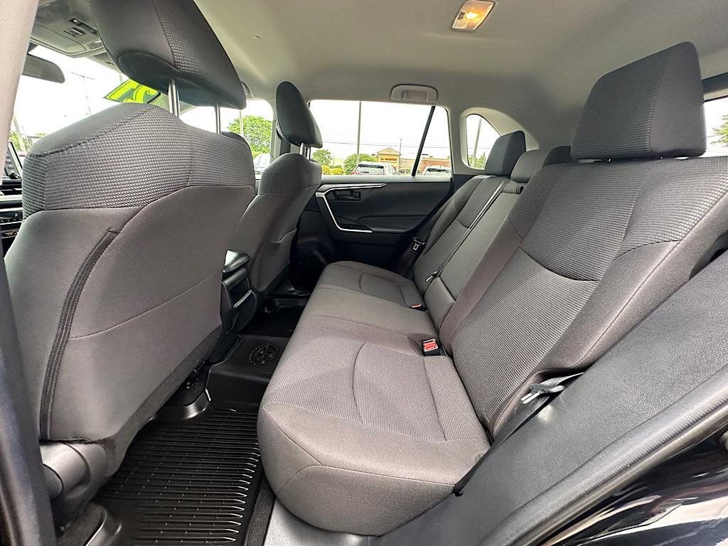 Used 2021 Toyota RAV4 LE AWD/4WD image 16