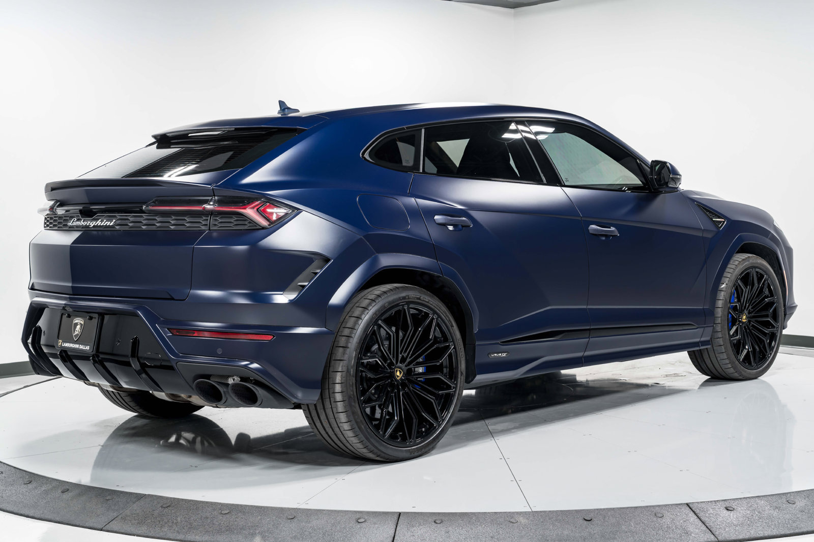 Used 2025 Lamborghini Urus SE AWD/4WD image 3