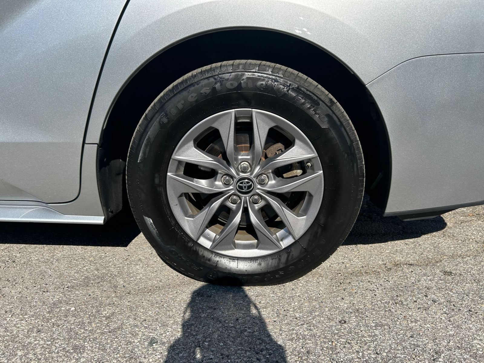 Used 2025 Toyota Sienna XLE FWD image 28