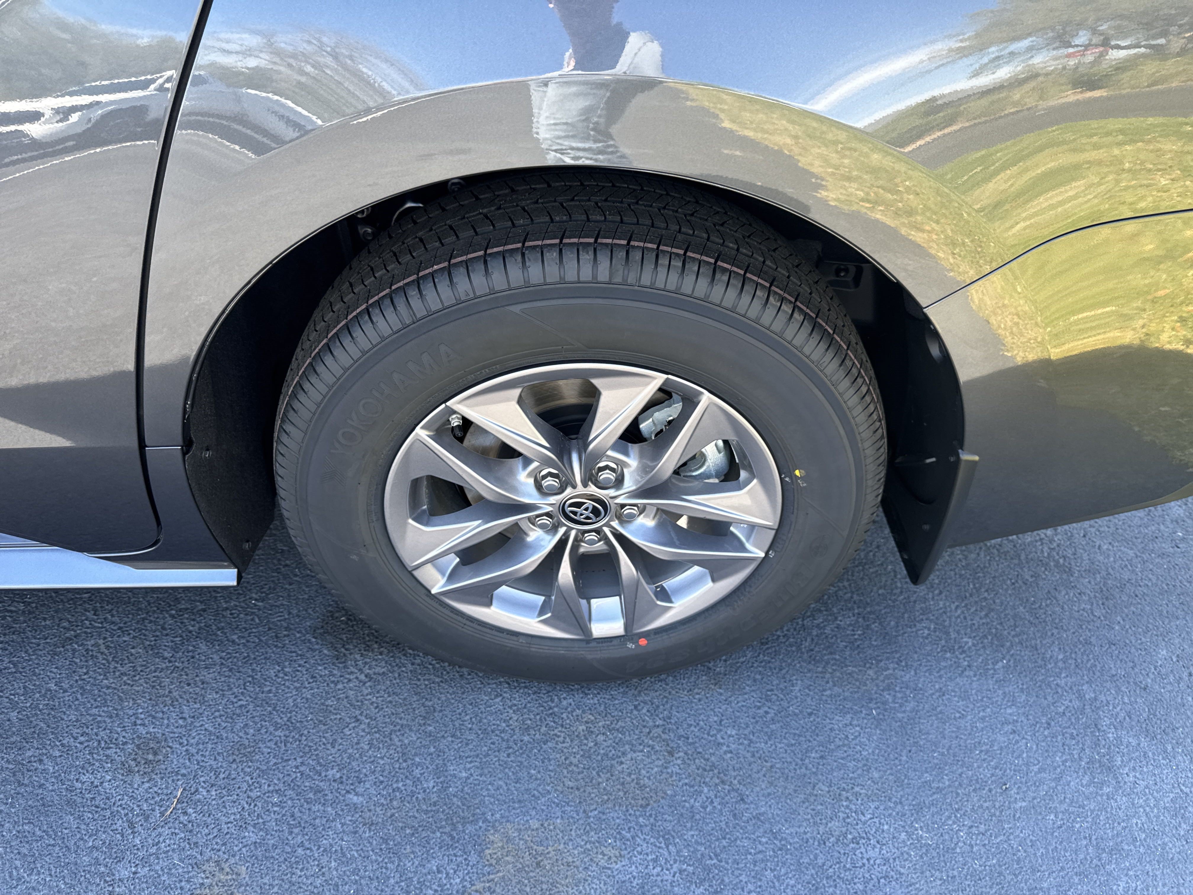 New 2025 Toyota Sienna XLE FWD image 12