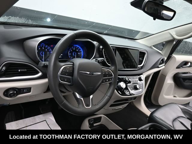 Used 2023 Chrysler Pacifica Touring-L image 15