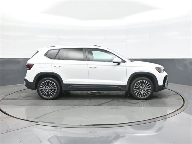 Certified 2025 Volkswagen Taos SE w/ Panoramic Sunroof Package image 8