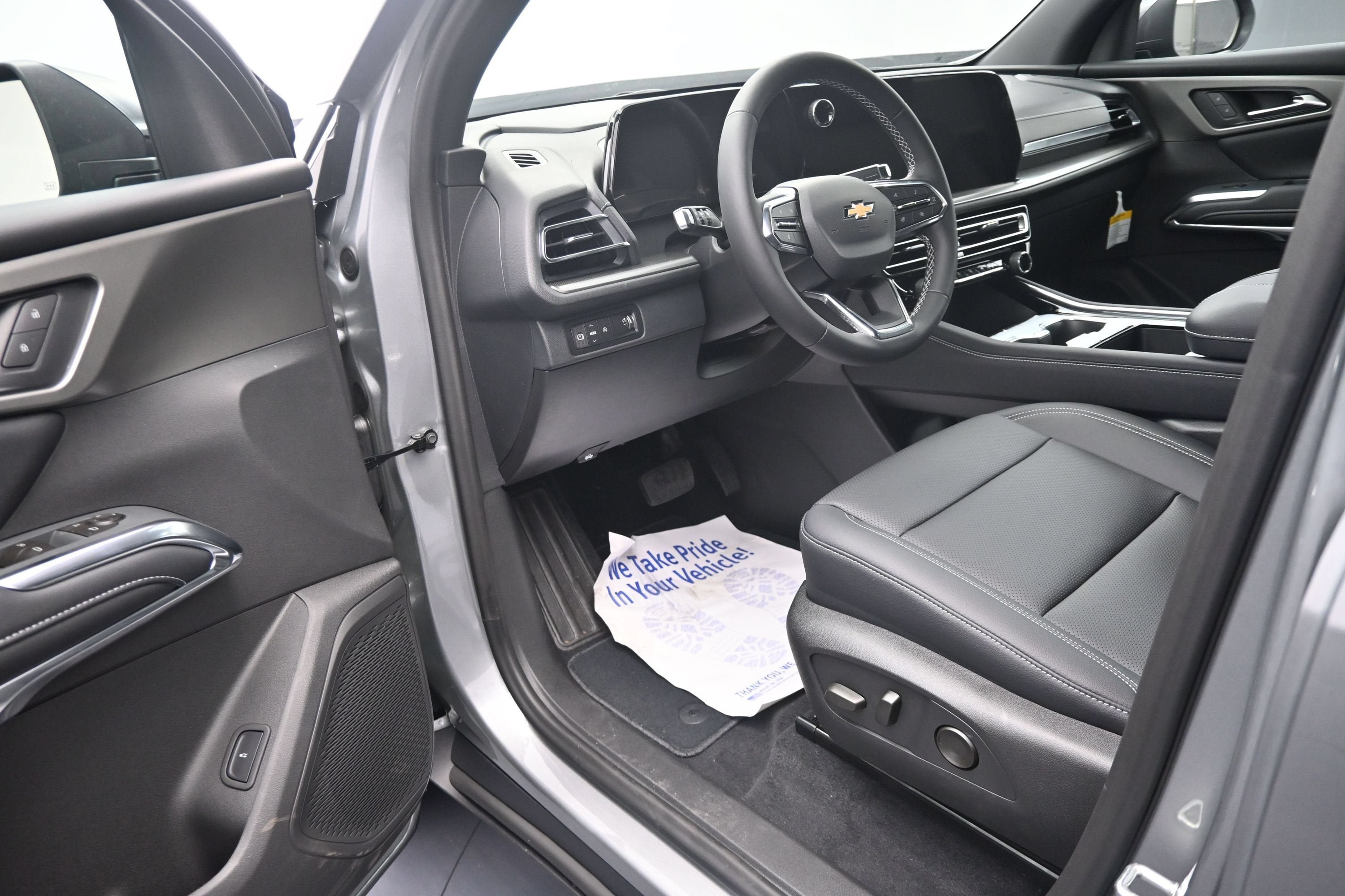 New 2027 Chevrolet Traverse LT w/ Sun and Wheel Package FWD image 10