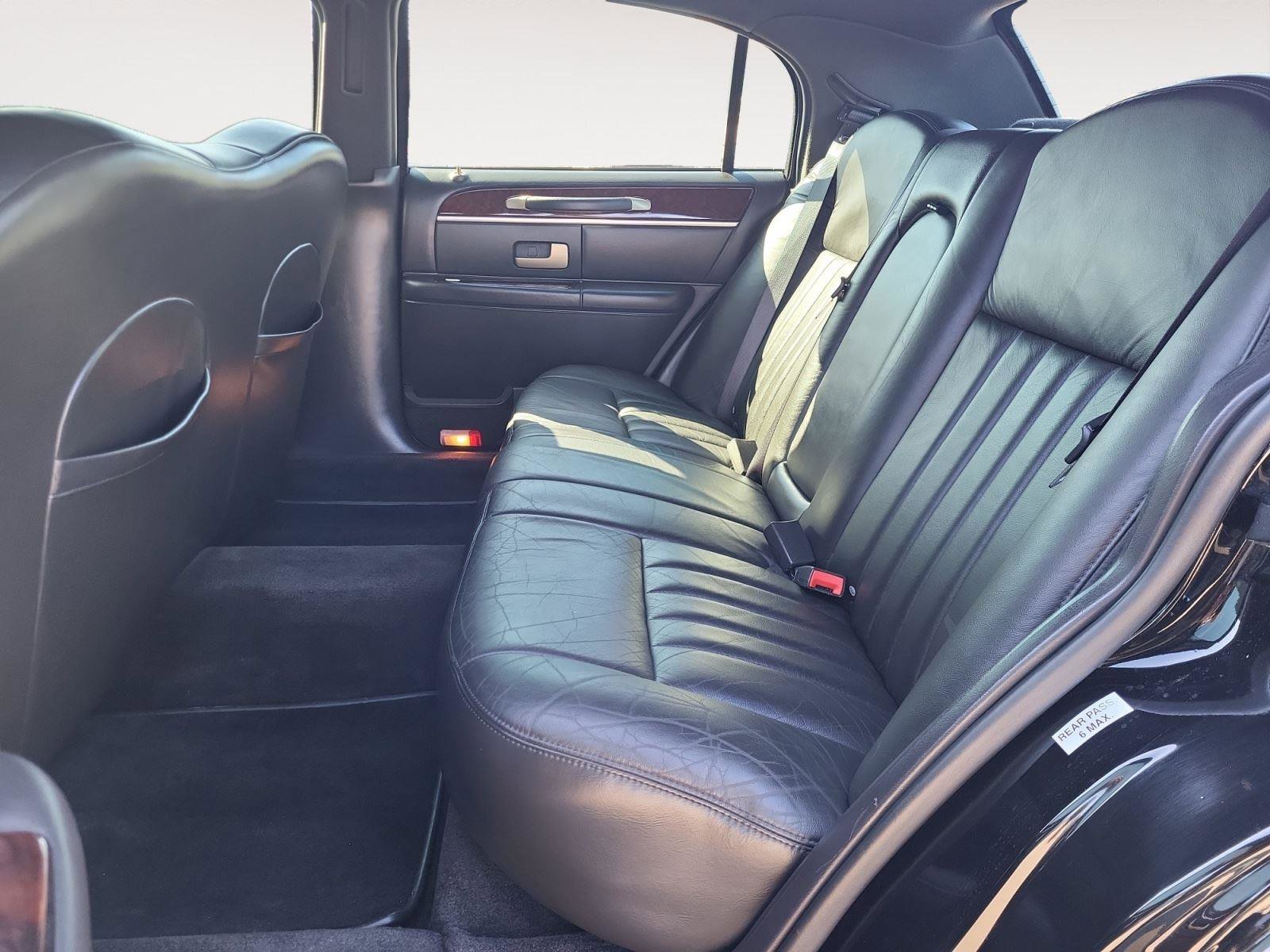 Used 2006 Lincoln Town Car Executive image 20