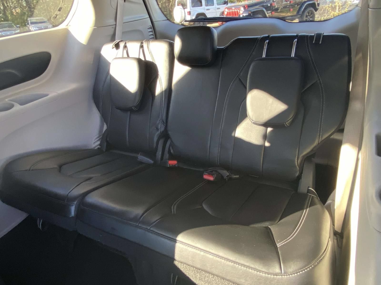 Used 2024 Chrysler Pacifica Limited FWD image 12