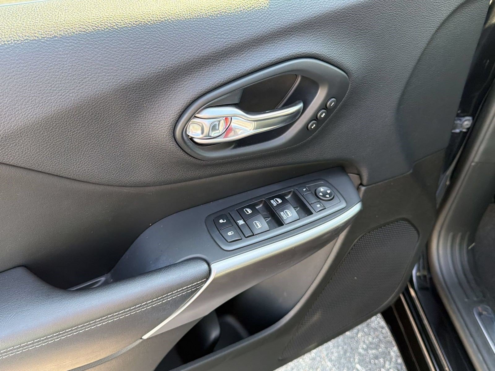 Used 2019 Jeep Cherokee Overland w/ Heavy Duty Protection Group AWD/4WD image 14