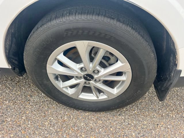 Used 2023 Kia Carnival LX FWD image 6