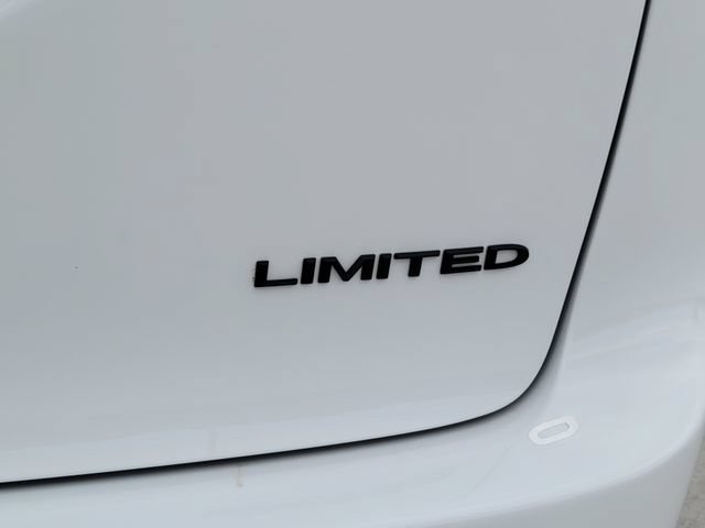 Used 2025 Chrysler Pacifica Limited FWD image 16