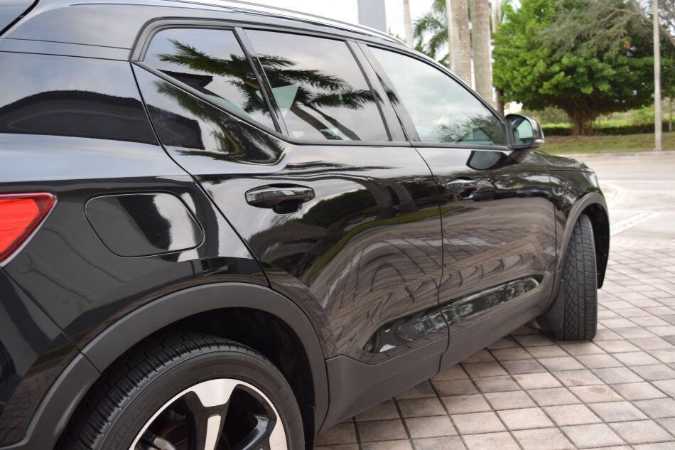 Used 2020 Volvo XC40 T5 Momentum w/ Protection Package Premier image 25