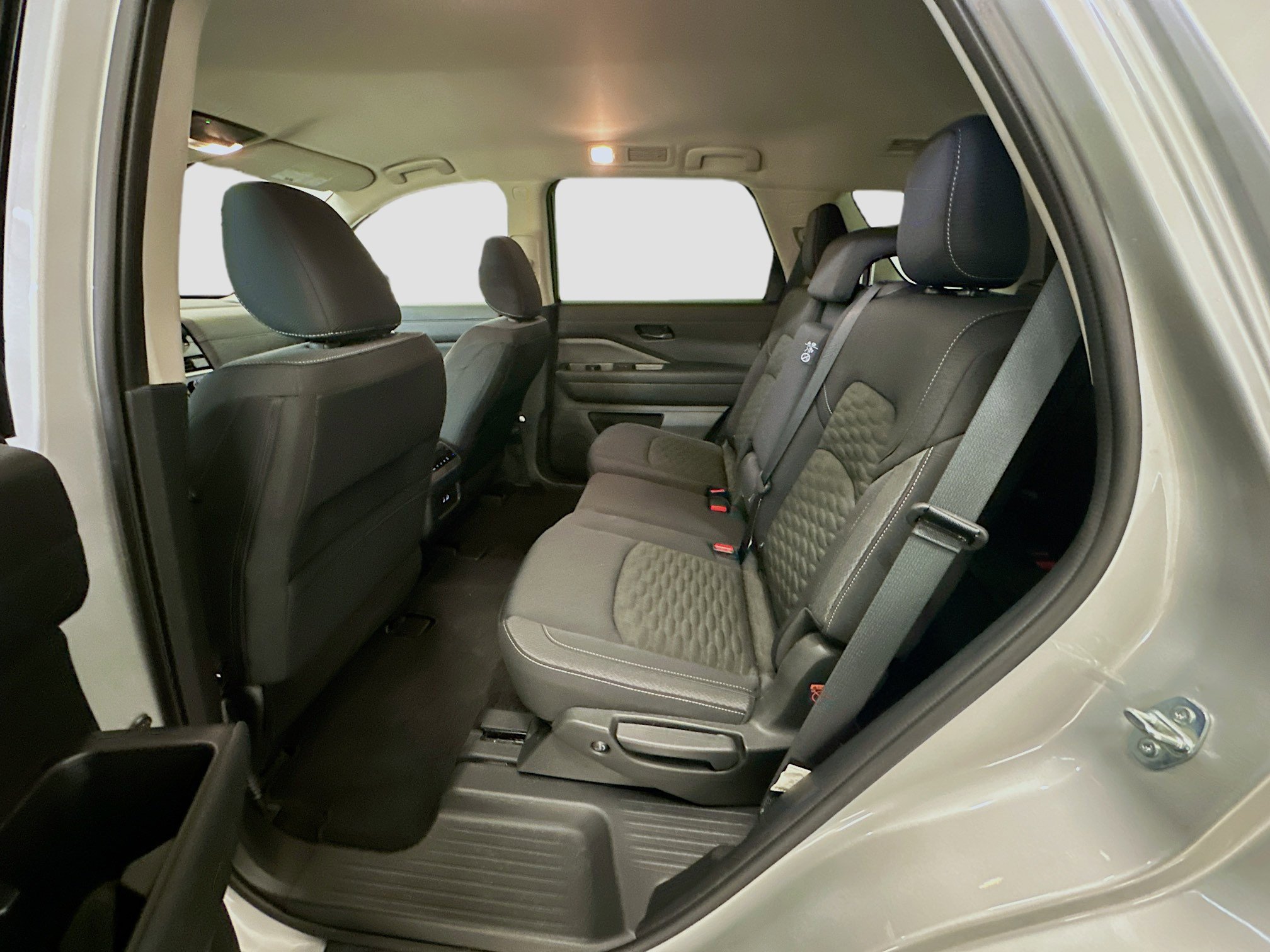 Used 2024 Nissan Pathfinder SV image 29