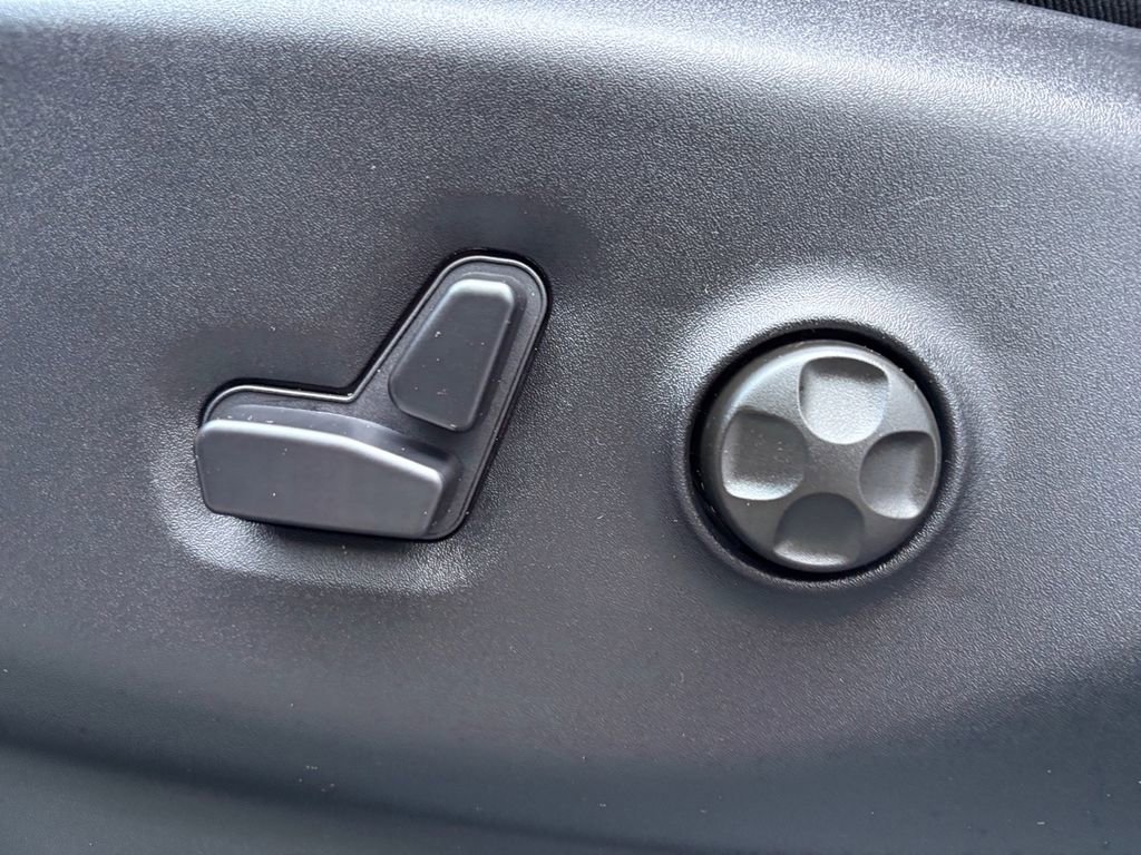 New 2026 Chrysler Pacifica Limited w/ Uconnect Theater Family Group image 13