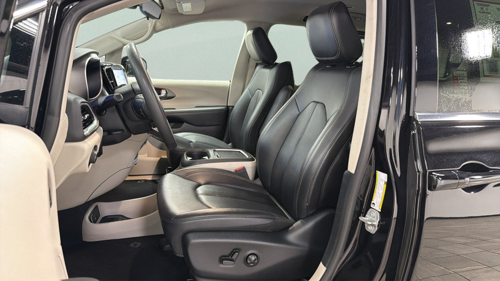 Used 2024 Chrysler Pacifica Touring-L FWD image 17