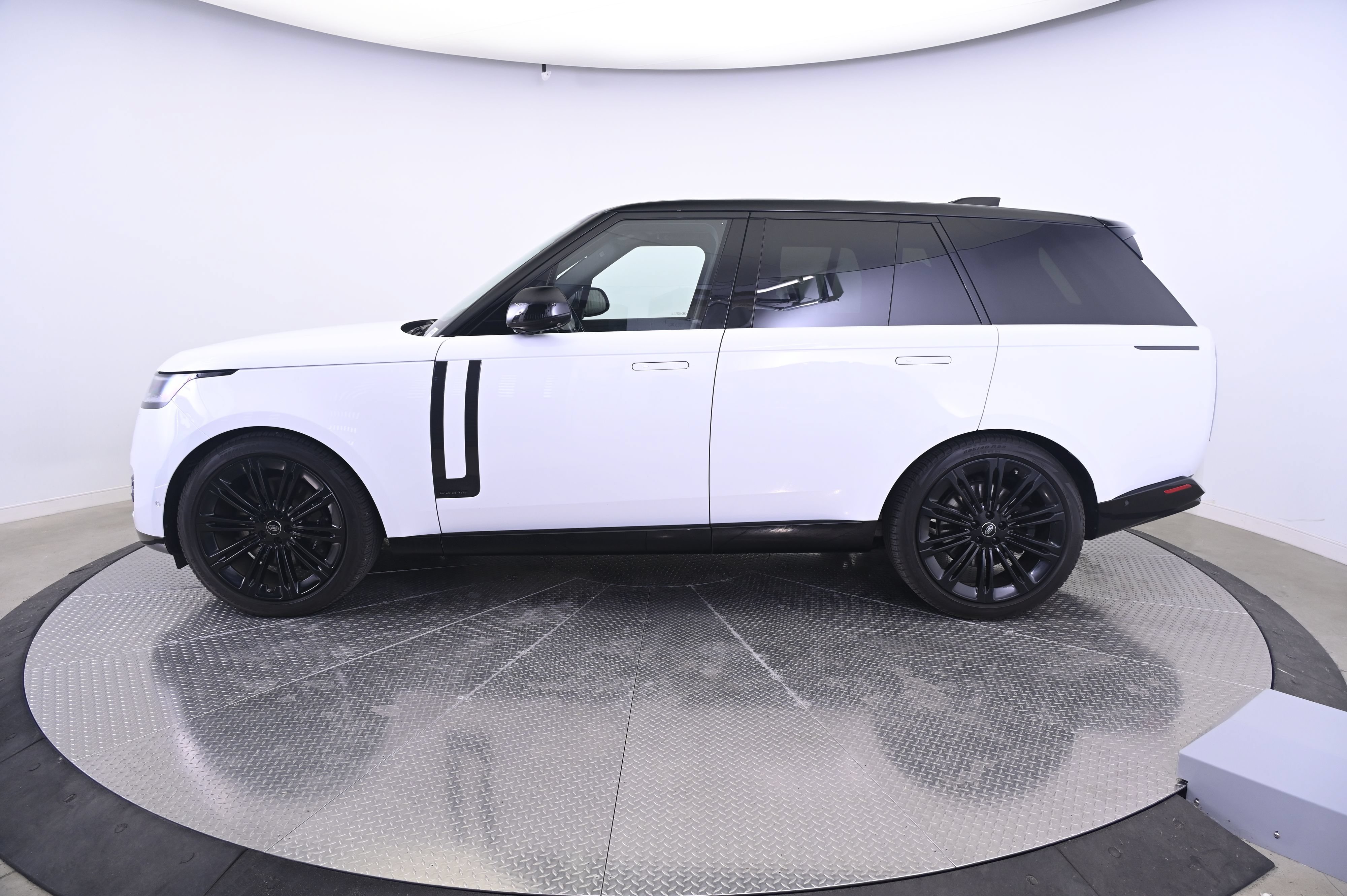 Used 2024 Land Rover Range Rover Autobiography AWD/4WD image 2