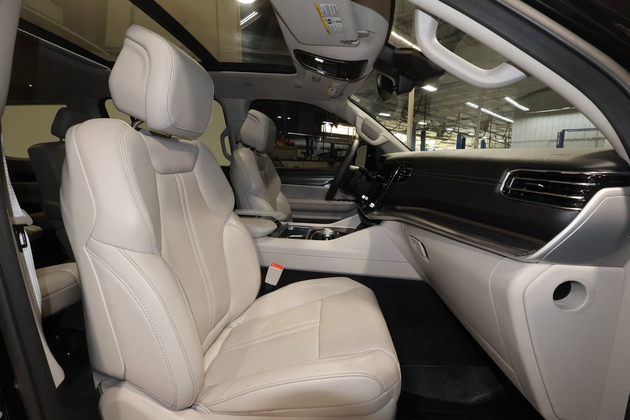 Used 2023 Jeep Wagoneer Series III w/ Premium Group I image 28