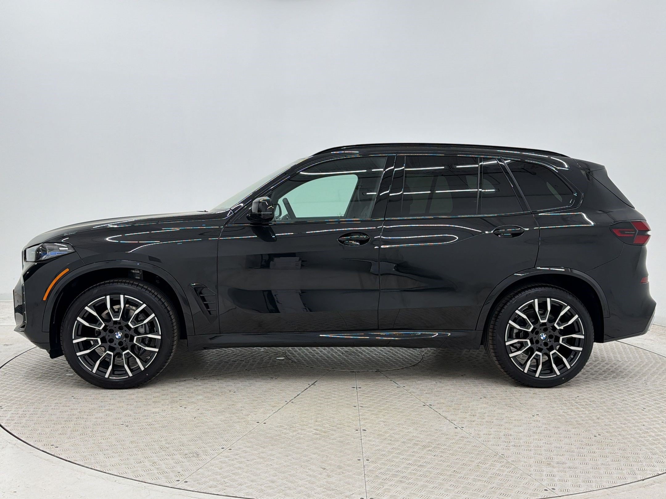 New 2026 BMW X5 xDrive40i w/ M Sport Package AWD/4WD image 2