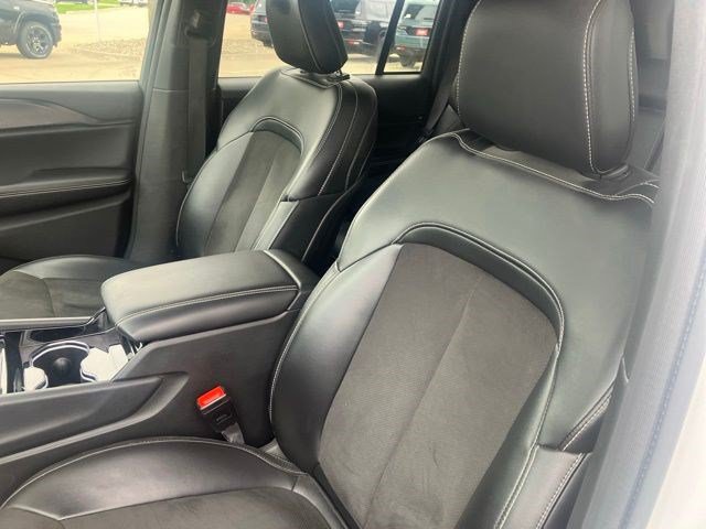 Used 2023 Jeep Grand Cherokee Altitude AWD/4WD image 12