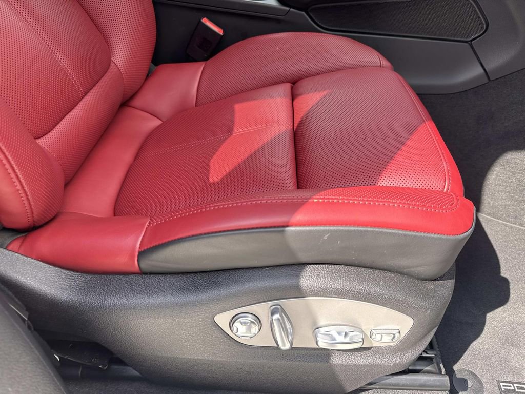 Certified 2025 Porsche Macan image 17