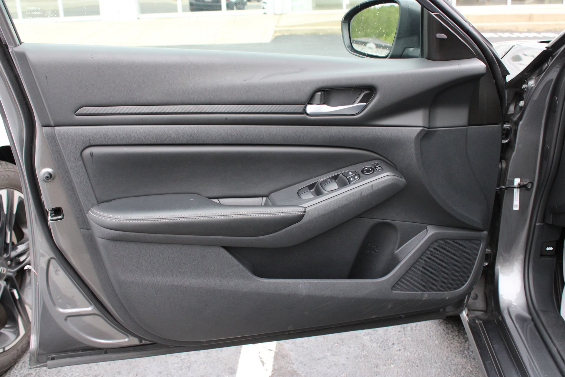 Used 2025 Nissan Altima 2.5 SV FWD image 11