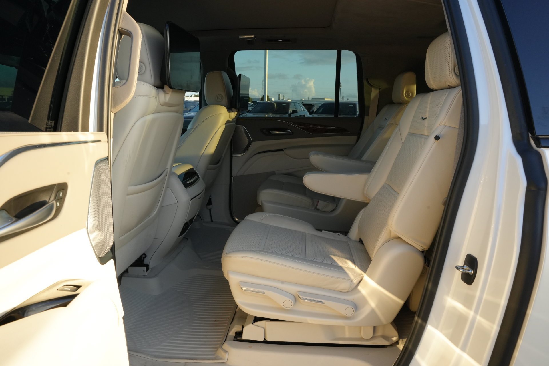 Certified 2024 Cadillac Escalade ESV Sport Platinum w/ LPO, ONYX Package AWD/4WD image 17