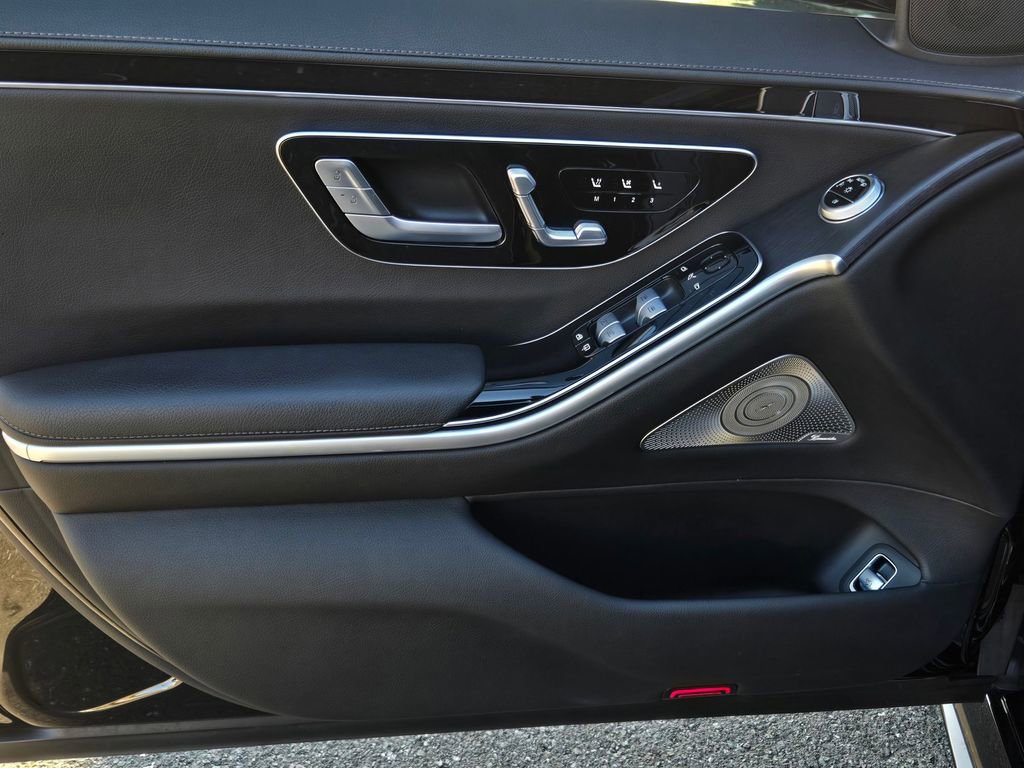 Used 2022 Mercedes-Benz S 580 4MATIC Sedan w/ AMG Line Package image 11