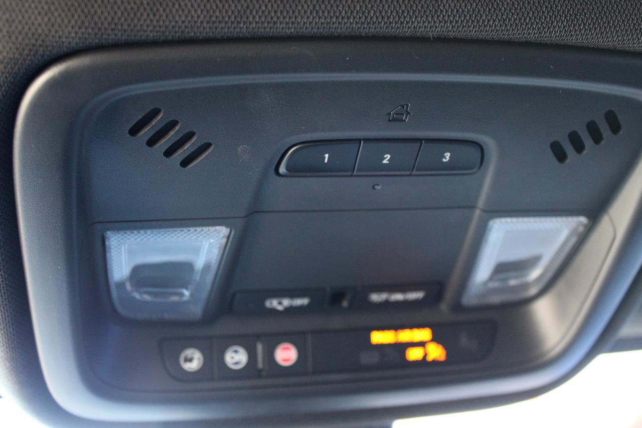 Used 2022 Chevrolet Traverse LT image 36