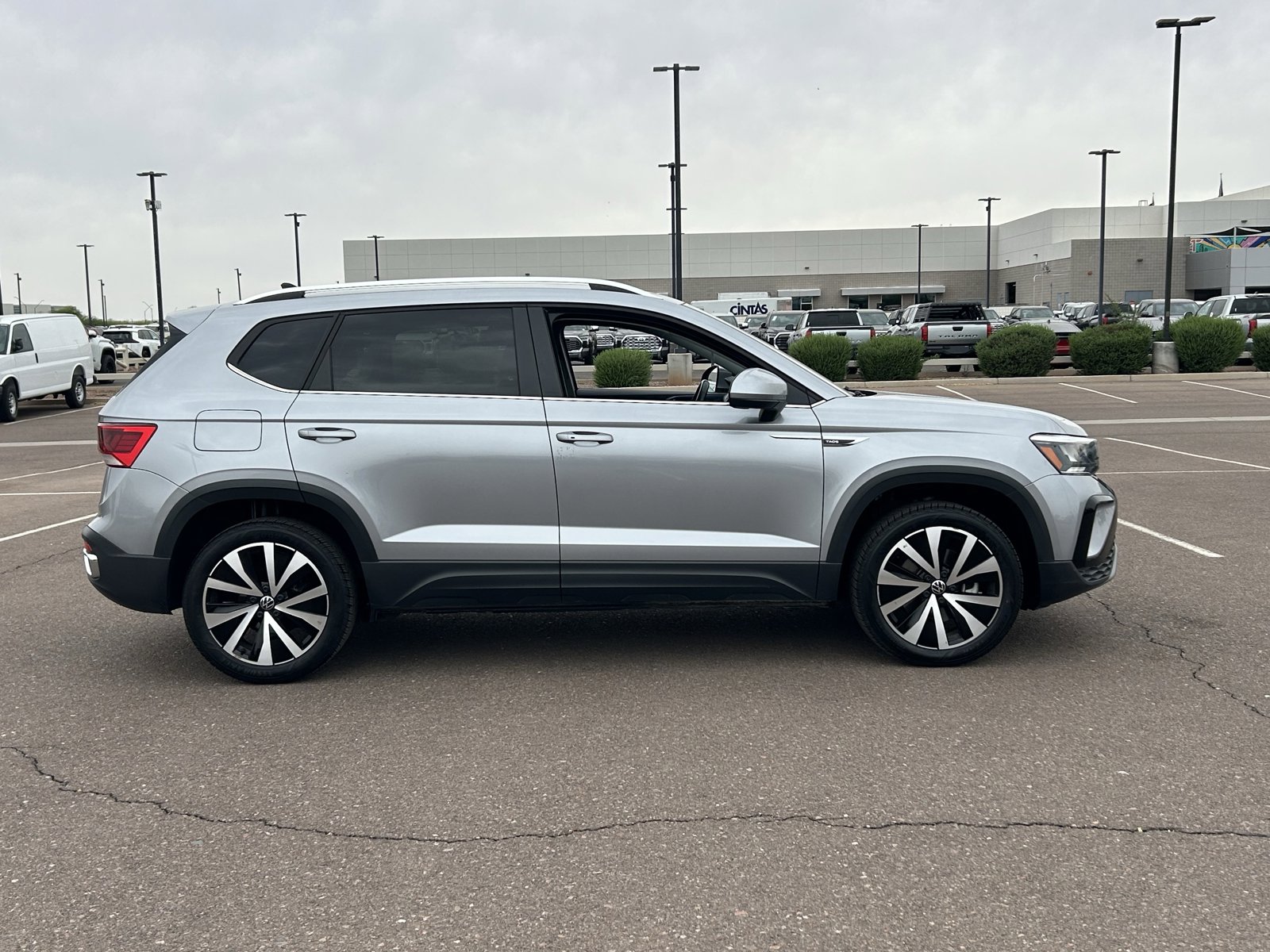 Used 2024 Volkswagen Taos SE image 6