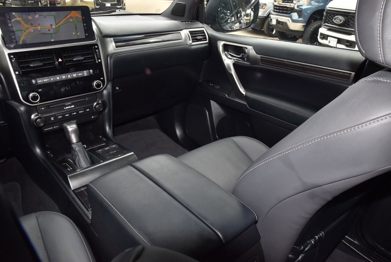 Used 2023 Lexus GX 460 Premium w/ Accessory Package AWD/4WD image 19